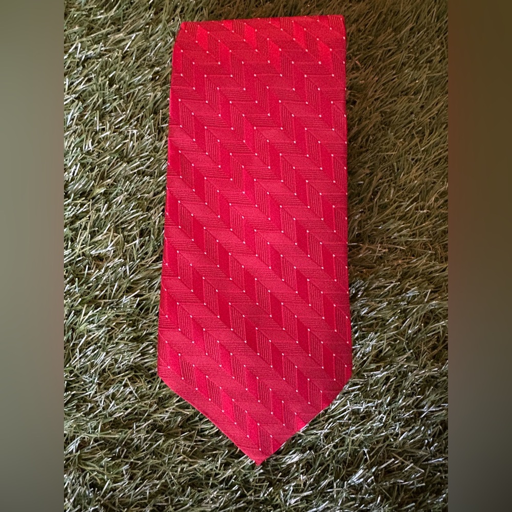 NWOT Nicole Miller Red Festive Geometric Design 100% Silk Tie Never Worn